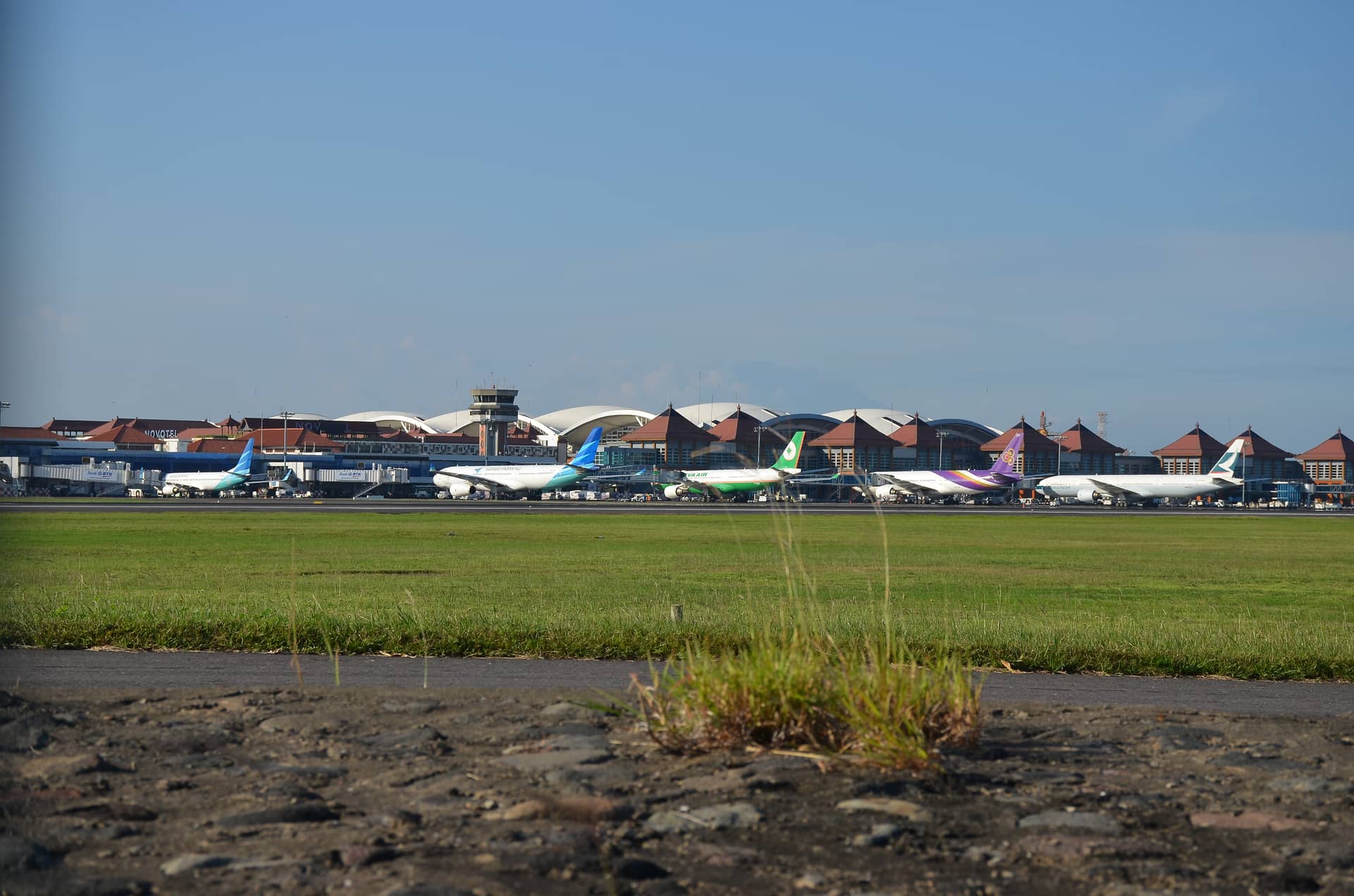 Terminal overview with big airplane lineup of airlines at denpasar bali airport – Indonesien, Asien. Foto: Christian Böhme