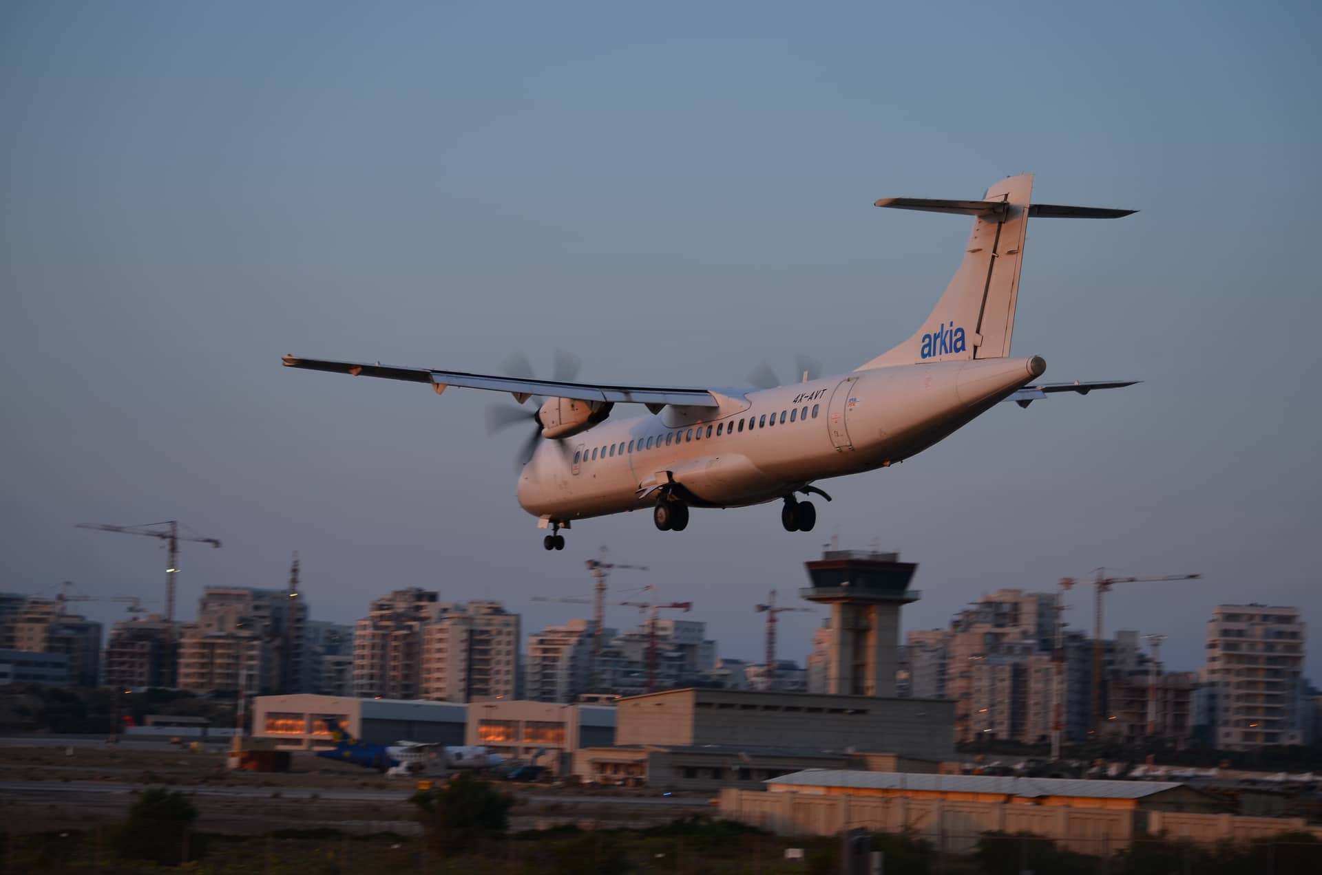 Arkia atr arriving at now closed airport during sunset – Israel, Asien. Foto: Christian Böhme