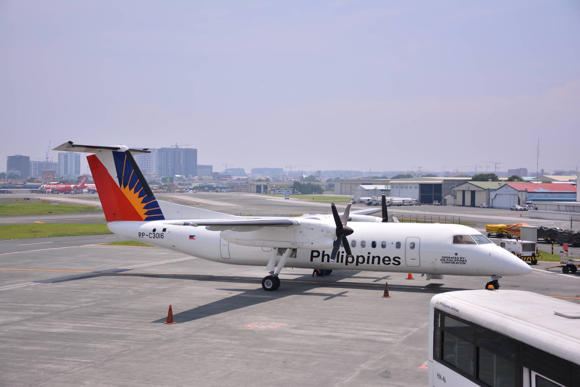 Nice little cute airplane bombardier dash of philippines on a sunny day – Philippinen, Asien. Foto: Christian Böhme