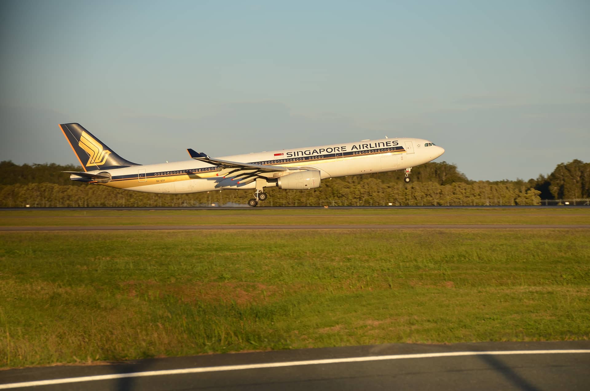 Amazing golden hour with arriving airbus a330 from singapore airlines – Australia, Australia and Oceania. Photo: Christian Böhme