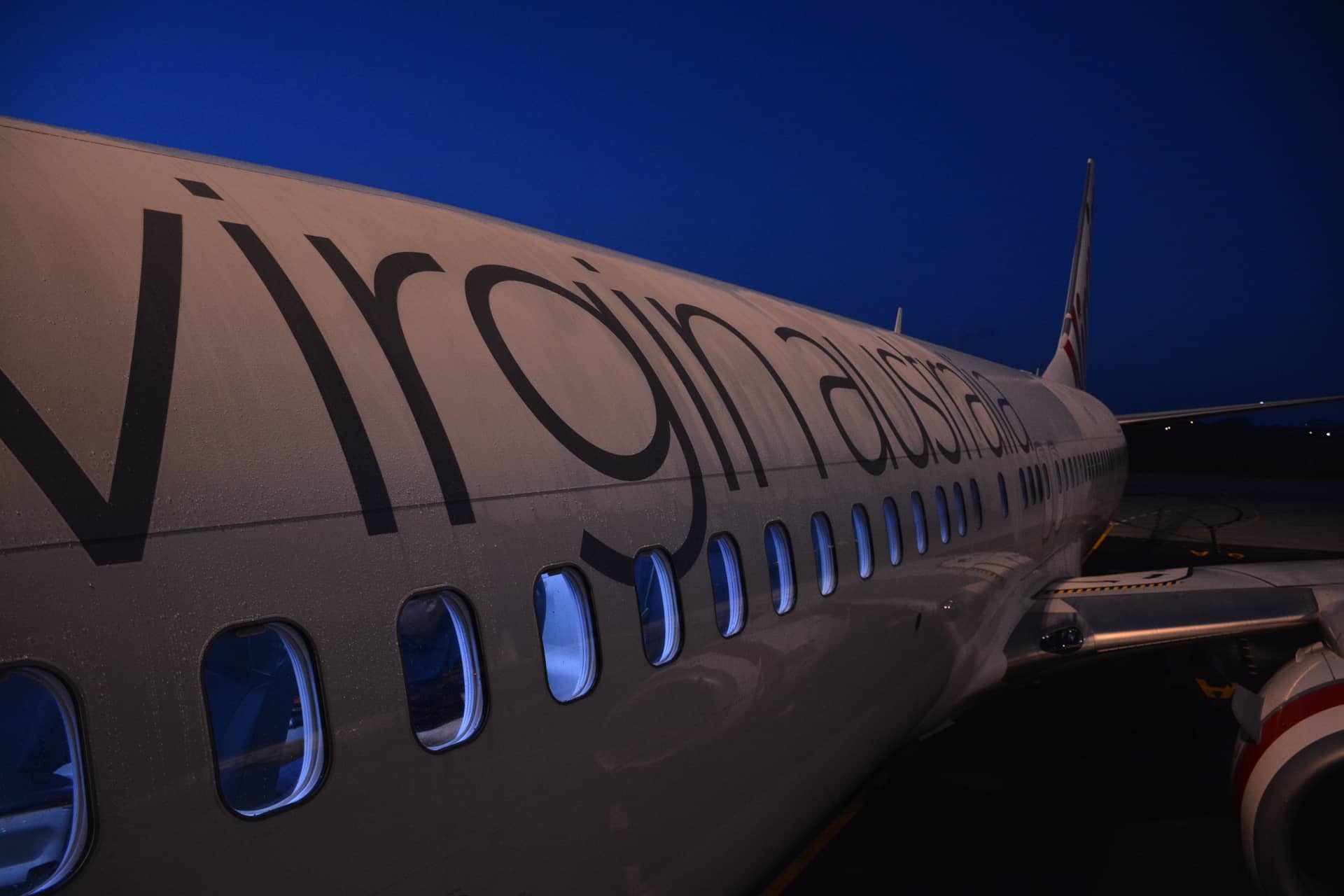 Morning rain drops on this wet virgin australia boeing 737 – Australien, Australien und Ozeanien. Foto: Christian Böhme